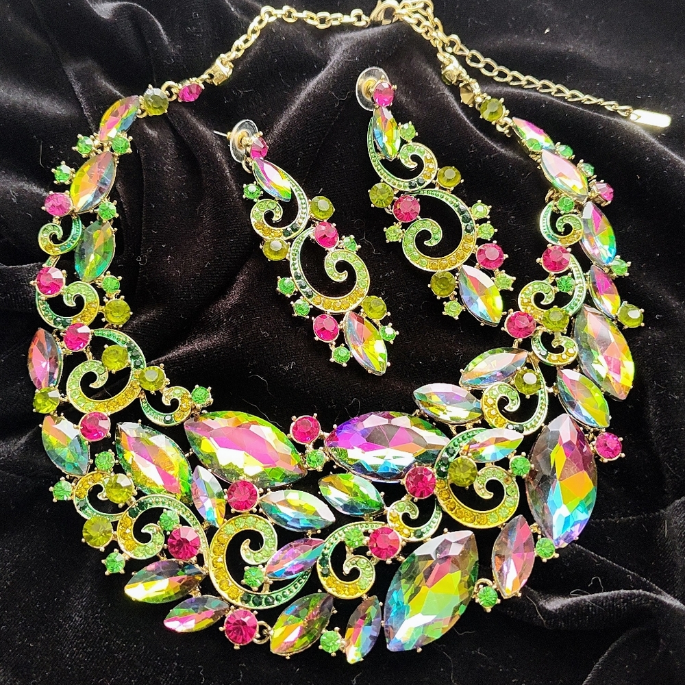 Costume jewelry/necklace/earring set